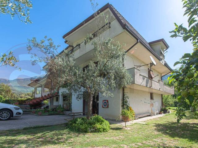 Villetta bifamiliare in vendita di 280 m² in Strada Comunale le Compre