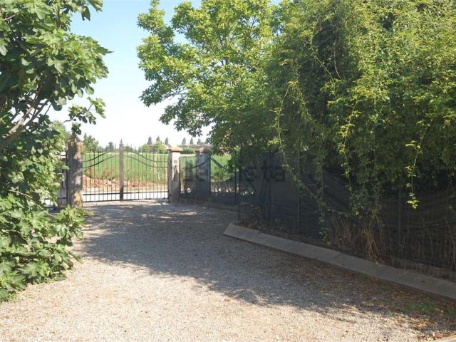 Villetta bifamiliare in vendita di 280 m² in Strada Gherlino, 75
