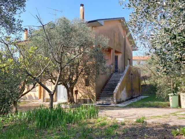 Villetta bifamiliare in vendita di 280 m² in Strada Scapezzano, 171