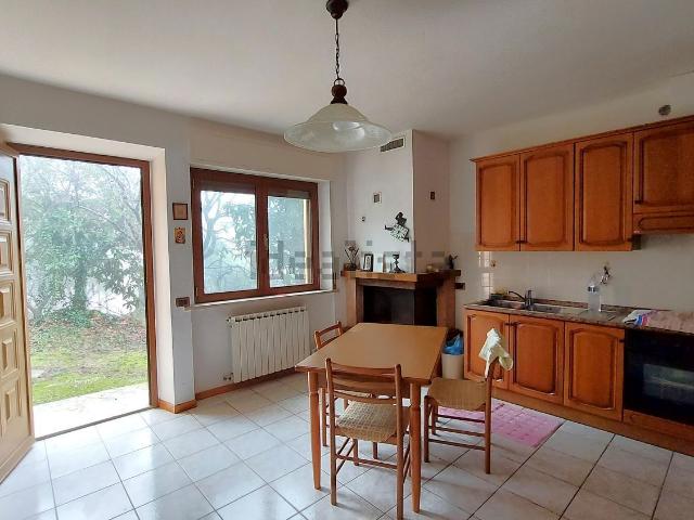 Villetta bifamiliare in vendita di 280 m² in Strada Scapezzano, 171
