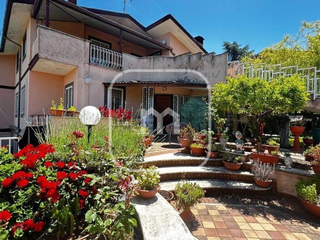 Villetta bifamiliare in vendita di 280 m² in Via Tende