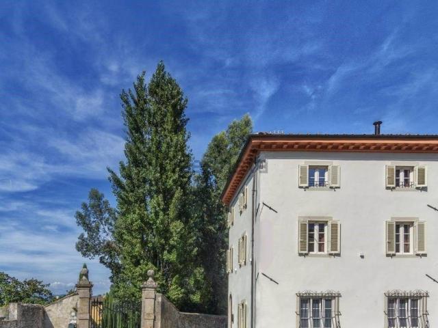 Villetta bifamiliare in vendita di 280 m² in Via Vecchia di Vorno