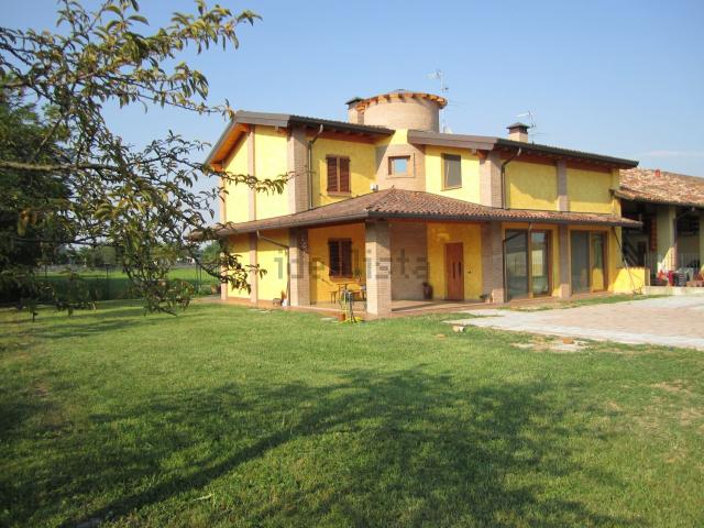 Villetta bifamiliare in vendita di 280 m² in Via A. Crespi, 2628