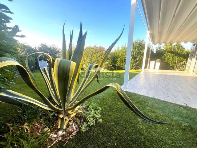 Villetta bifamiliare in vendita di 280 m² in Via Daniele Comboni