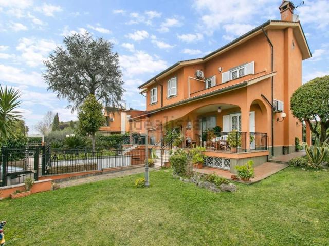 Villetta bifamiliare in vendita di 280 m² in Via Anagnina