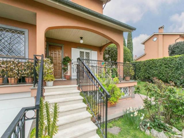 Villetta bifamiliare in vendita di 280 m² in Via Anagnina