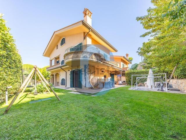 Villetta bifamiliare in vendita di 280 m² in Via Anagnina, 130