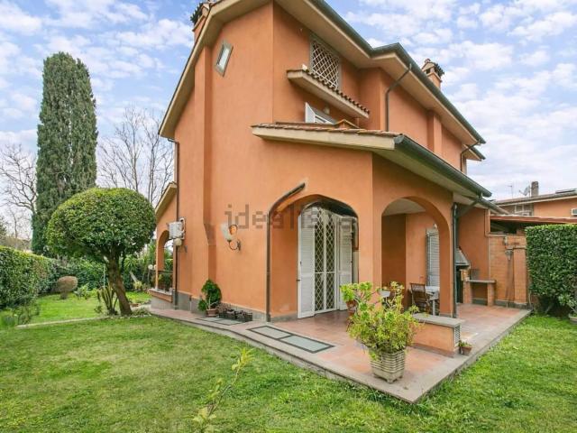 Villetta bifamiliare in vendita di 280 m² in Via Anagnina, 291
