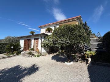 Villetta bifamiliare in vendita di 280 m² in Via Ariana