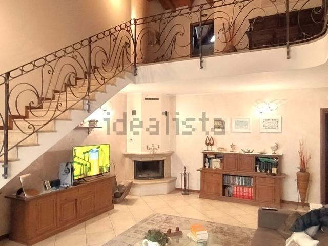 Villetta bifamiliare in vendita di 280 m² in Via Belvedere