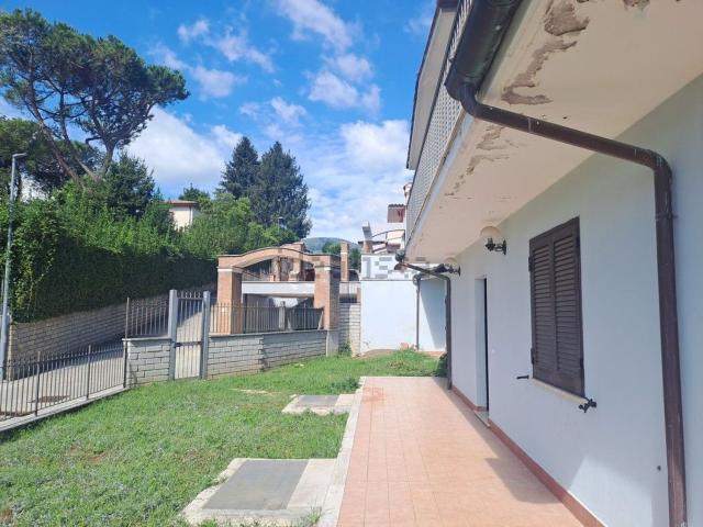 Villetta bifamiliare in vendita di 280 m² in Via Colle Fontana