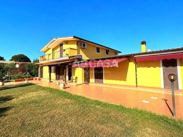 Villetta bifamiliare in vendita di 280 m² in Via Colle Fontana