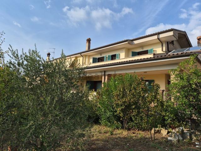 Villetta bifamiliare in vendita di 280 m² in Via Colle Martino