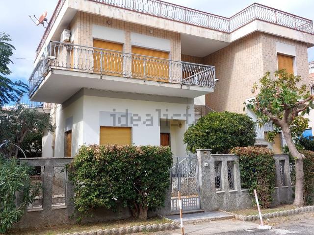 Villetta bifamiliare in vendita di 280 m² in Via degli Ulivi