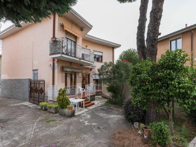 Villetta bifamiliare in vendita di 280 m² in Via dei Sassi, 22