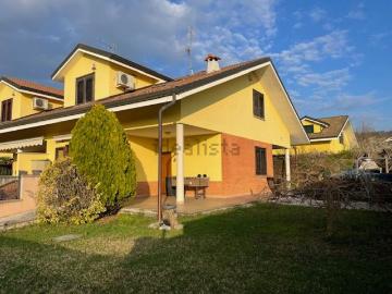 Villetta bifamiliare in vendita di 280 m² in Via delle Moie, 15