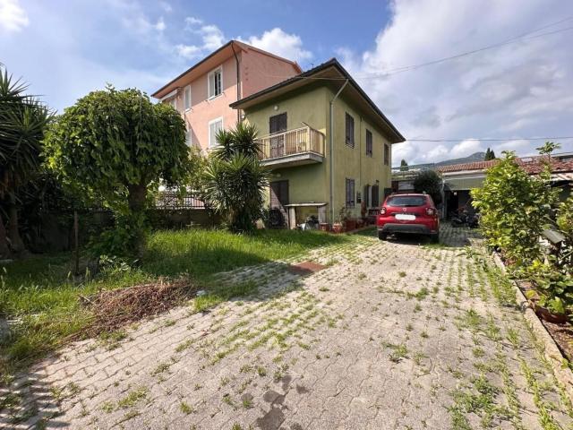 Villetta bifamiliare in vendita di 280 m² in Via di Mezzo Nord