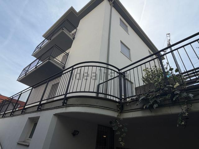Villetta bifamiliare in vendita di 280 m² in Via Ezio Maccani