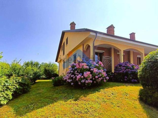 Villetta bifamiliare in vendita di 280 m² in Via Giacomo Puccini, 7