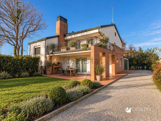 Villetta bifamiliare in vendita di 280 m² in Via Goffredo Mameli
