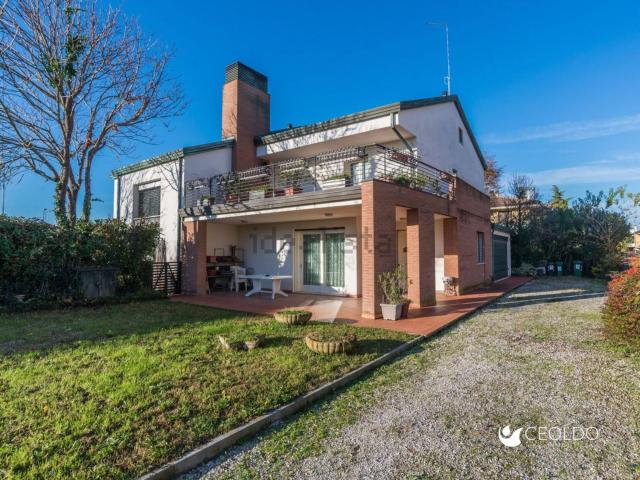 Villetta bifamiliare in vendita di 280 m² in Via Goffredo Mameli