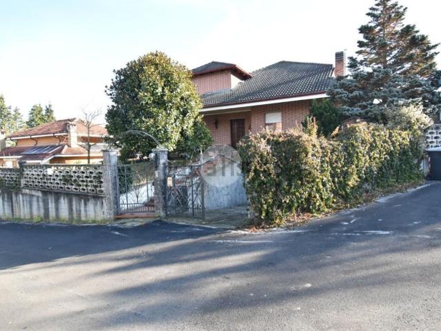 Case e ville in vendita di 280 m² in Via L. Paviolo, 57