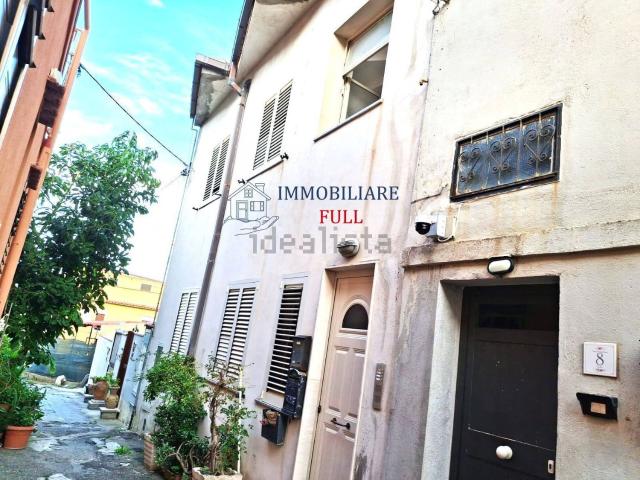Villetta bifamiliare in vendita di 280 m² in Via Paolo Bertuccio in Faro Superiore, 31