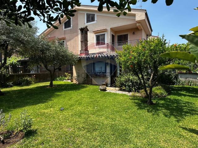 Villetta bifamiliare in vendita di 280 m² in Via Seminara, 9