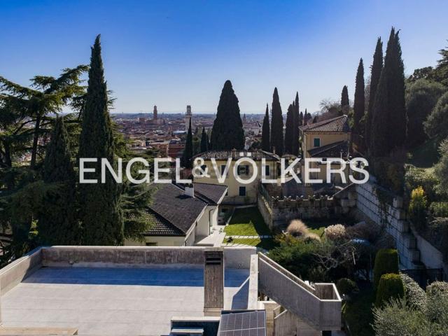 Villetta bifamiliare in vendita di 280 m² in Viale dei Colli