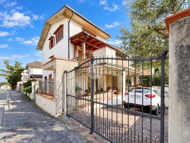 Villetta bifamiliare in vendita di 280 m² in Viale della Resistenza, 67