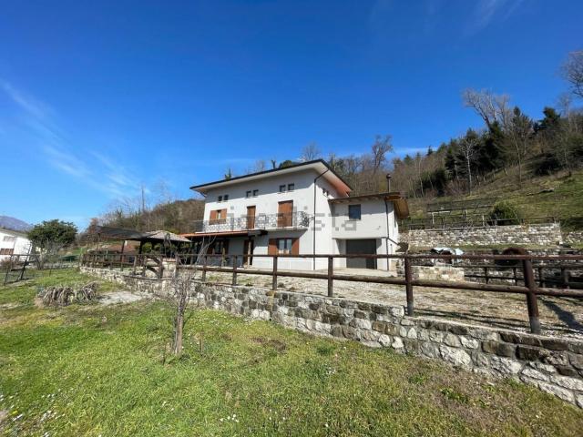 Villetta bifamiliare in vendita di 281 m² in Via Sottocolle, 24