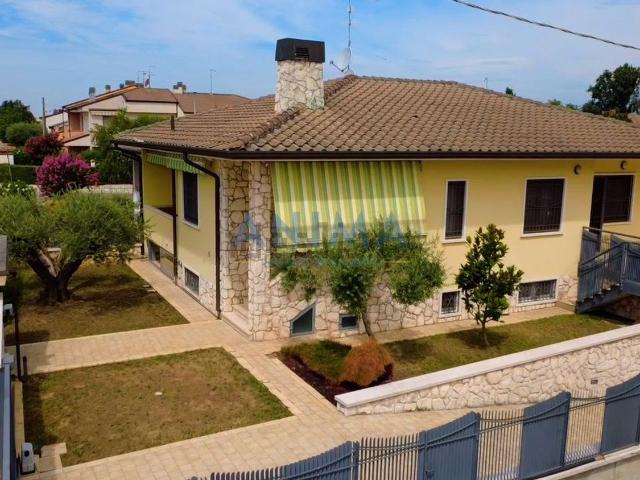 Villetta bifamiliare in vendita di 282 m² in Via Tombole, 135
