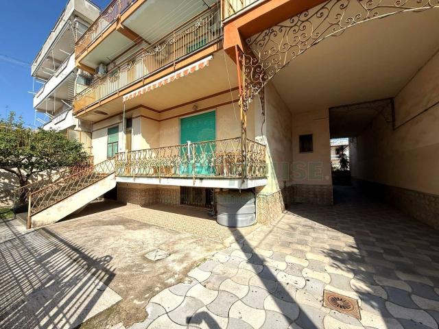 Villetta bifamiliare in vendita di 282 m² in Via A. de Luca