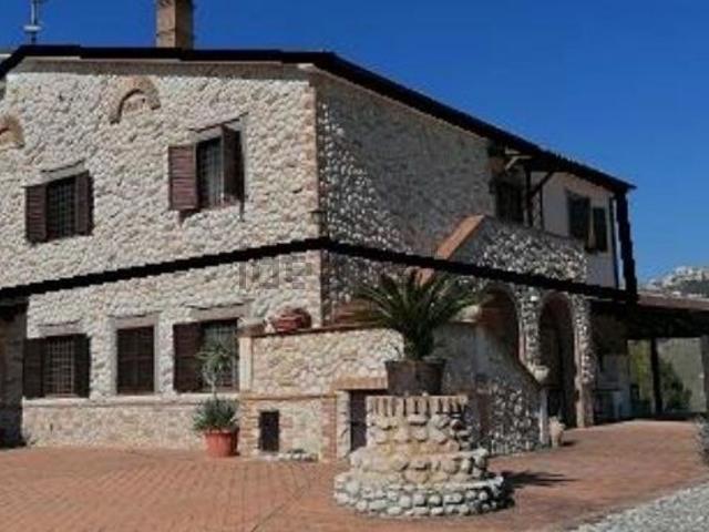 Villetta bifamiliare in vendita di 282 m² in Via Cornazzano