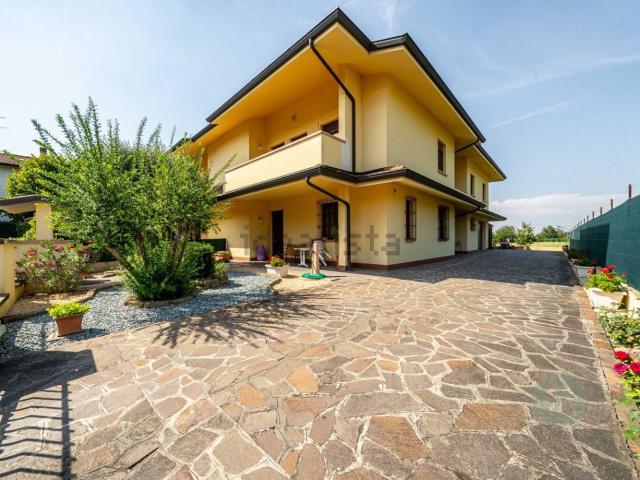 Villetta bifamiliare in vendita di 282 m² in Via del Gelso