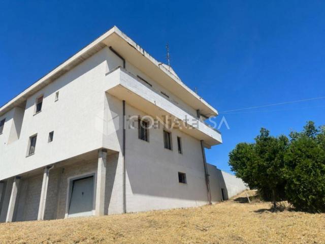 Villetta bifamiliare in vendita di 287 m² in Contrada Piane