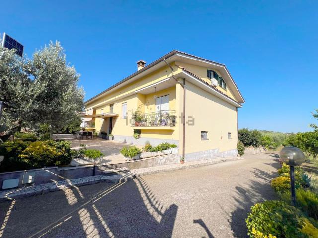 Villetta bifamiliare in vendita di 287 m² in Via delle More, 17