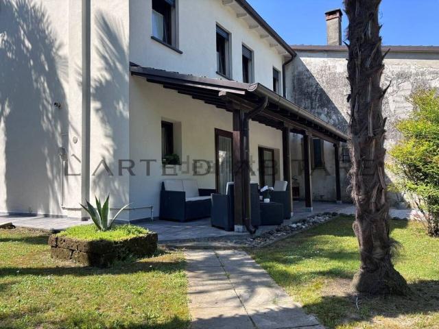 Villetta bifamiliare in vendita di 284 m² in Via Padova Bassano