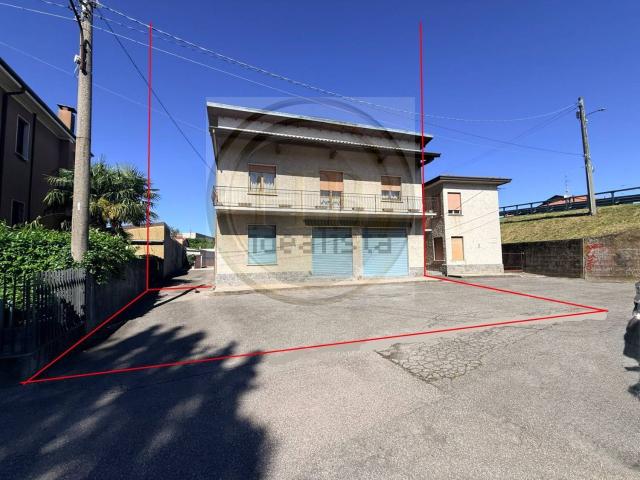 Villetta bifamiliare in vendita di 285 m² in Via C. Rosselli, 30