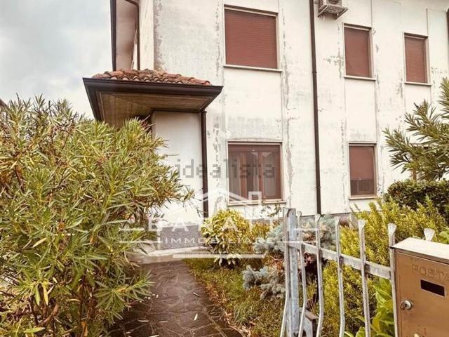 Villetta bifamiliare in vendita di 285 m² in Via G. Leopardi, 15