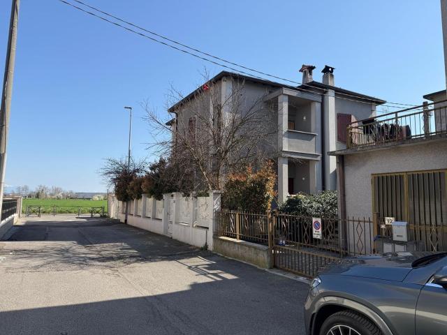 Villetta bifamiliare in vendita di 285 m² in Via Giacomo Leopardi