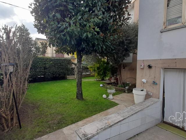 Villetta bifamiliare in vendita di 285 m² in Via Guglielmo Marconi, 2