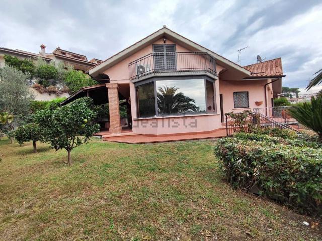 Villetta bifamiliare in vendita di 285 m² in Via Monti Lucretili