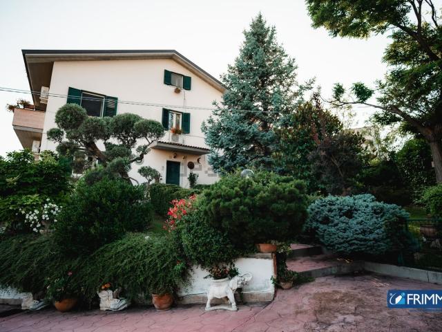 Villetta bifamiliare in vendita di 285 m² in Via Olmo D&apos Ettore