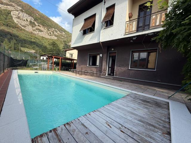 Villetta bifamiliare in vendita di 286 m² in Via Lunate, 17