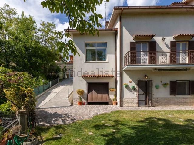 Villetta bifamiliare in vendita di 289 m² in Via Fonte Rita