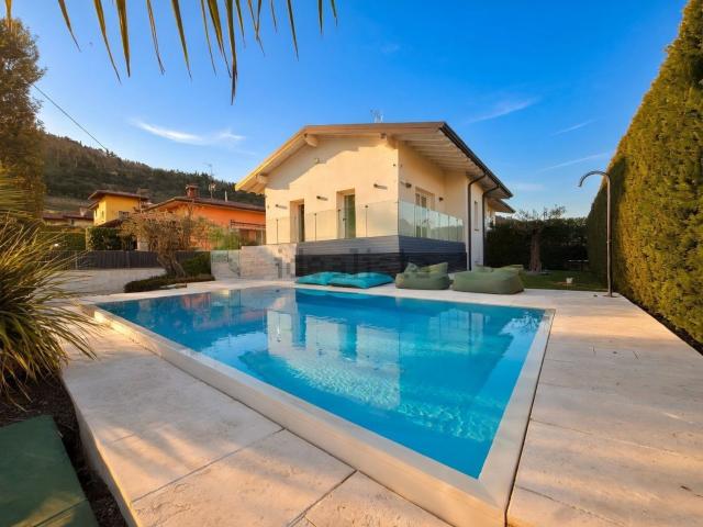 Villetta bifamiliare in vendita di 289 m² in Via Risorgimento