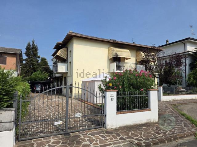 Villetta bifamiliare in vendita di 293 m² in Via Ugo Miselli, 12