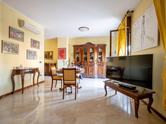 Villetta bifamiliare in vendita di 293 m² in Via Fratelli Rosselli, 16