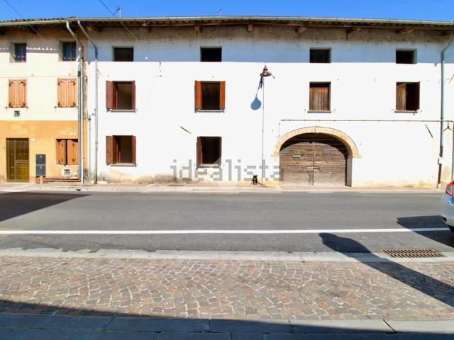 Villetta bifamiliare in vendita di 293 m² in Via Ippolito Nievo, 5